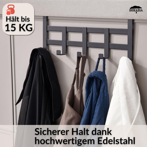 Dekazia Logo. Schwarze Türgarderobe aus Edelstahl mit vier Haken, belastbar bis zu 15 Kilogramm, hängend an einer Schranktür mit Kleidung.