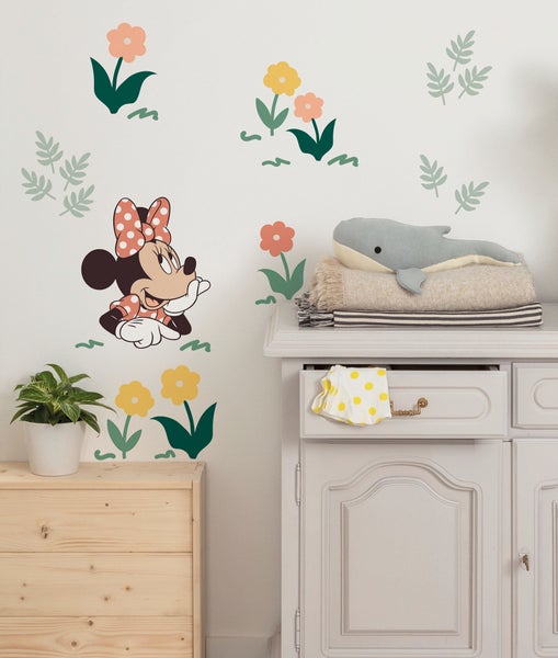 Wandgestaltung mit Minnie Maus und Blumen neben Kommoden