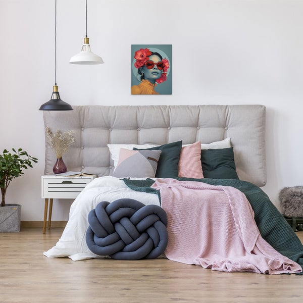 Schlafzimmer mit Bett, Nachttisch und einem an der Wand hängenden Bild