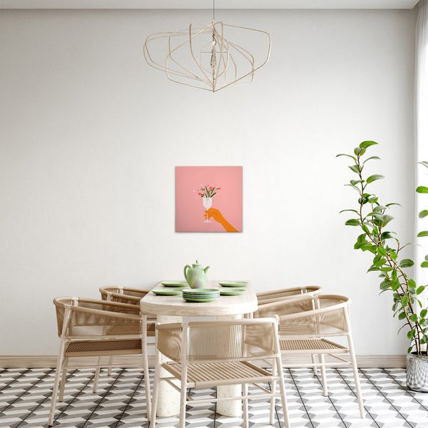 Esszimmer mit Esstisch, Stühlen, Hängeleuchte und gerahmtem Bild mit Hand und Blumenstrauß