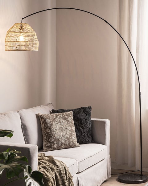 Wohnzimmer mit Bogenlampe, Sofa und Zierkissen