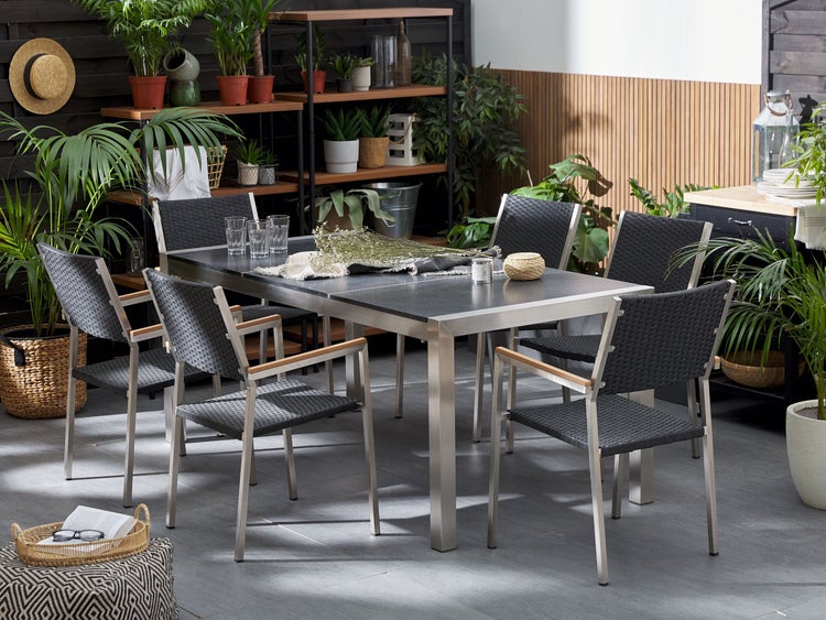 Gartensitzgruppe mit Tisch und sechs Stühlen auf einer Terrasse