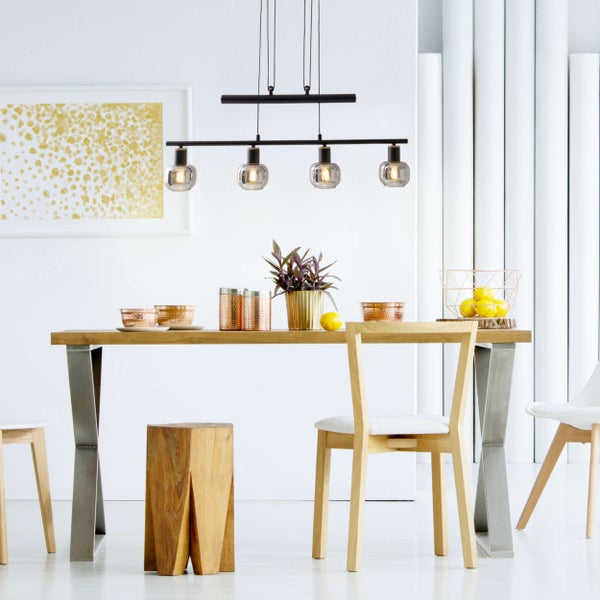 Esstisch mit Dekoration und Pendelleuchte für vier Glühbirnen