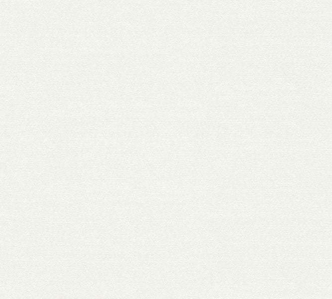 Heller Essbereich mit Tisch, Stühlen und moderner Beleuchtung in einem geräumigen Haus.