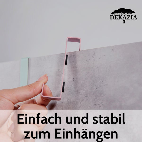 Dekazia Logo. Metallhaken mit Schutzpolstern zum Einhängen an einer Schranktür. Einfache und stabile Befestigung.