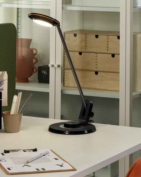 Schreibtisch mit Schreibtischlampe und Büroartikeln