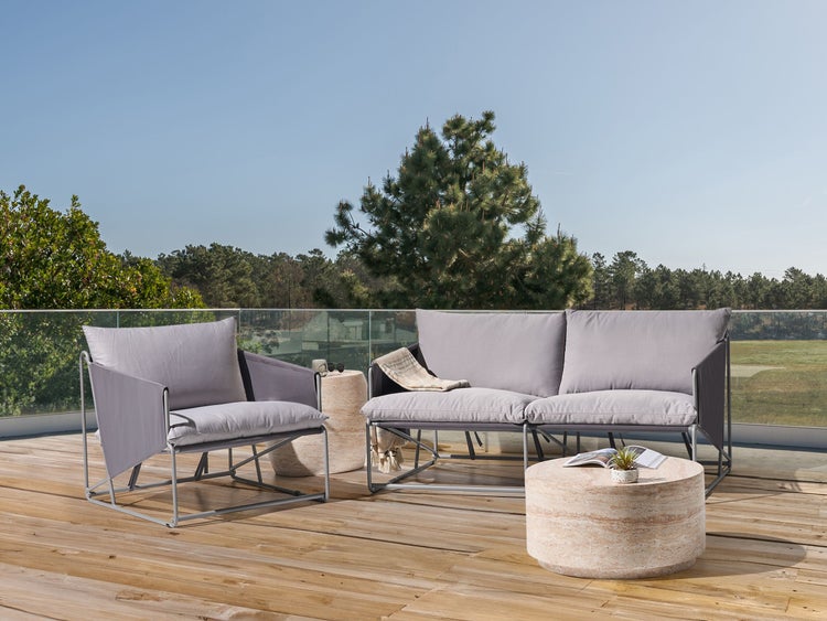 Gartenmöbelset mit Sessel und Sofa auf einer Holzterrasse