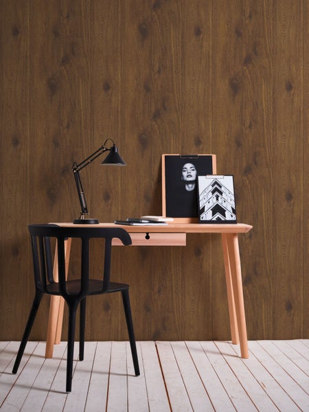 Helle Küche mit Kochinsel, Holzwand und dekorativen Elementen