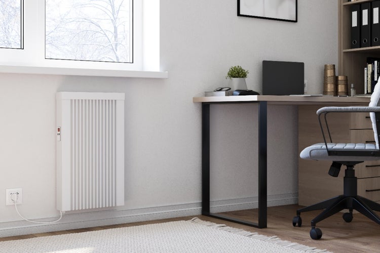 Elektrischer Flachheizkörper an der Wand montiert in einem modern eingerichteten Büro mit Schreibtisch und Bürostuhl vor einem Fenster.