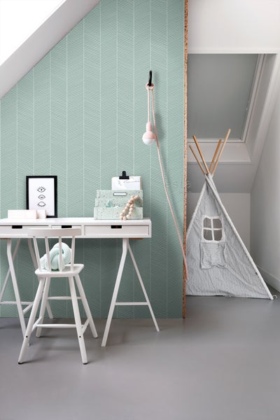Kinderzimmer mit Schreibtisch, Stuhl, Spielzelt und Wand mit grafischem Muster