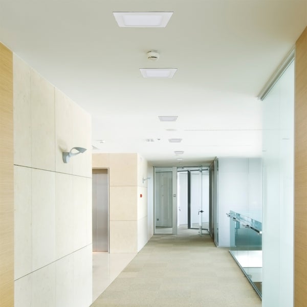 Flur mit eingebauten Deckenleuchten für eine helle und organisierte Atmosphäre.