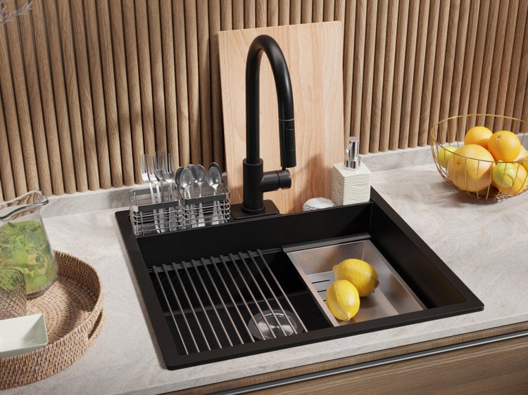 Spüle mit Abtropfgestell, Armatur und Zubehör auf einer Küchentheke.