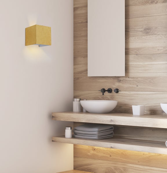 Helles Badezimmer mit Holzverkleidung, Waschtischen und Wandleuchte