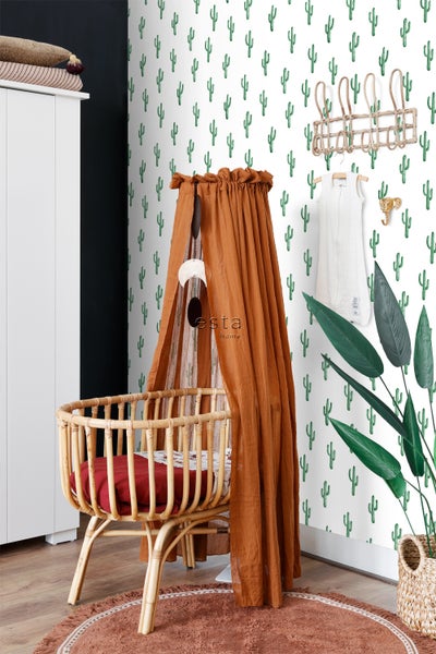 Kinderzimmer mit Kaktusmuster-Tapete, Himmelbett und Rattankorbwiege.