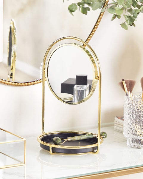 Tischspiegel mit Ablage und Jade-Gesichtsroller auf einer hellen Oberfläche.