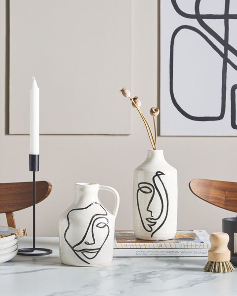 Abbildung mit Maßangaben einer Vase: Höhe 22 cm, Durchmesser Öffnung oben 4 cm/3 cm, Durchmesser unten 10 cm/12 cm.