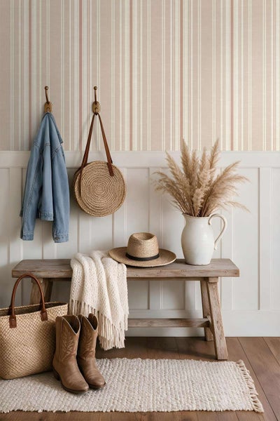 Flur mit gestreifter Vliestapete, Holzhocker, Wandhaken mit Jacke und Tasche sowie Dekorationsgegenständen im Landhausstil.