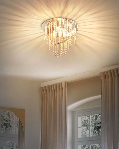 Deckenleuchte mit Kristallbehang in einem hellen Raum