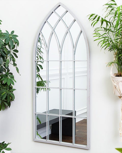 Dekorativer Wandspiegel im Fensterdesign mit Pflanzen