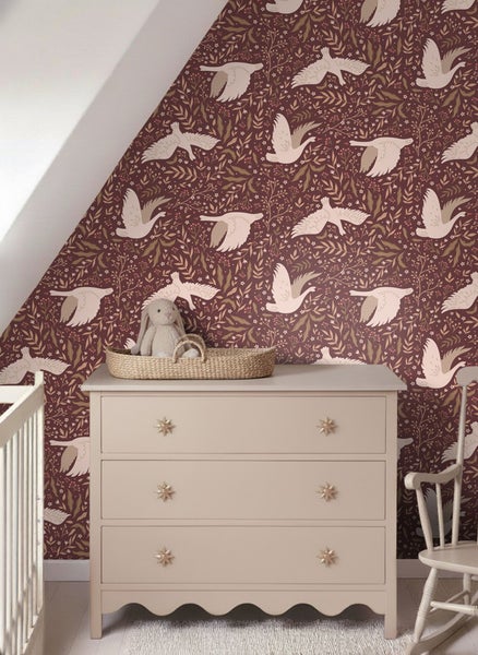 Kinderzimmer mit Kommode und Tapete mit Vogelmotiv