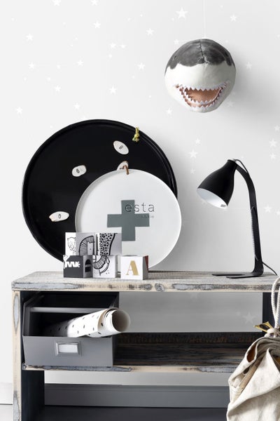 Dekorative Szene mit Tisch, Lampe, Spielzeug, Tablett und Dekoartikeln