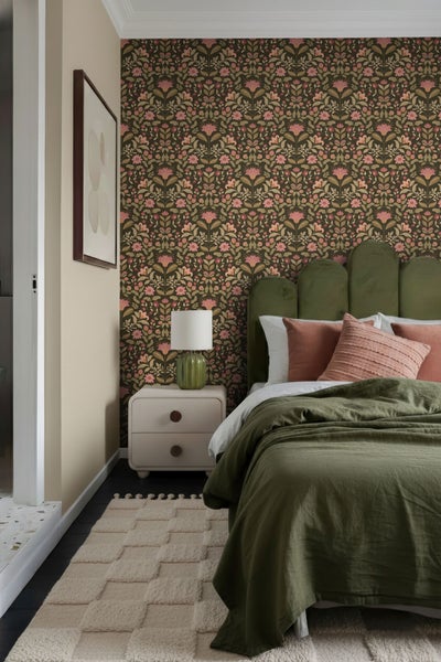 Schlafzimmer mit gemusterter Tapete, Bett mit Kopfteil und Nachttisch