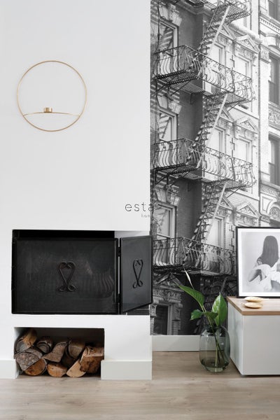 Wohnzimmer mit Kamin, Feuerholz und Fototapete mit Gebäudemotiv