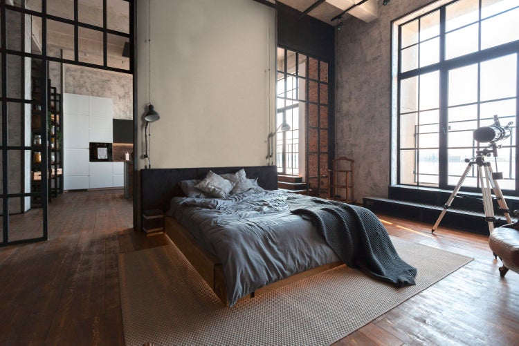 Einzelne Zypresse im Garten