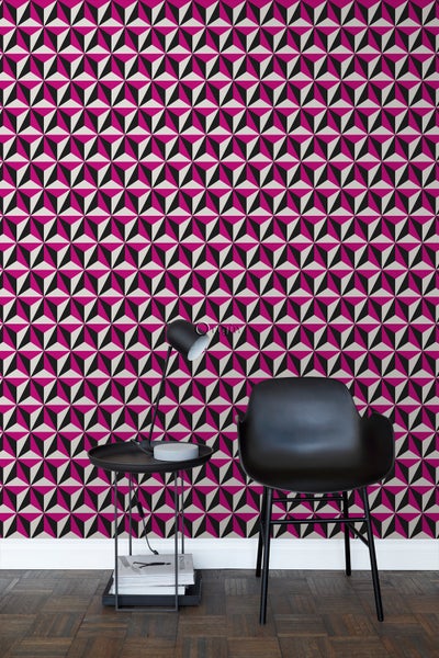 Zimmer mit geometrischer Tapete, Tisch und Stuhl