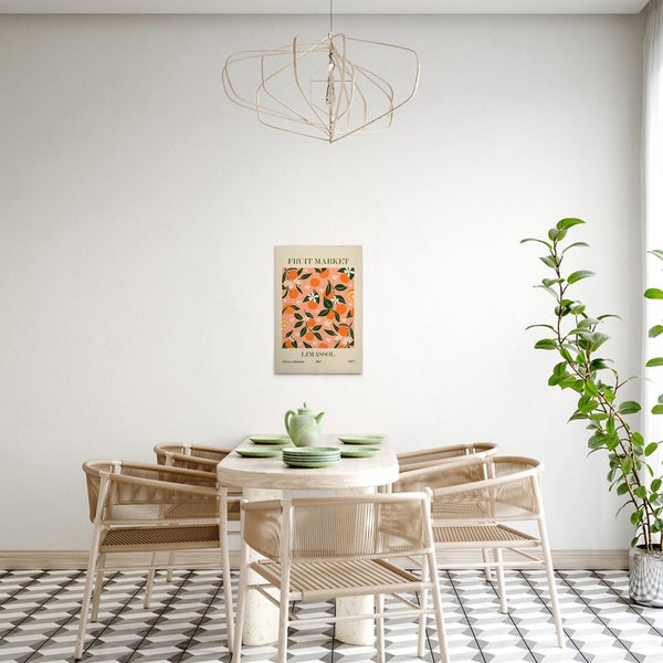 Gemäldeszene mit Esstisch und Stühlen vor einer Wand mit einem gerahmten Fruchtmarkt-Poster