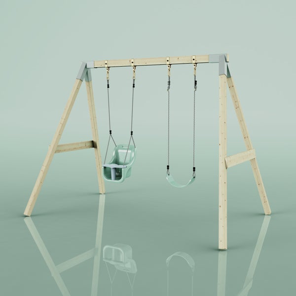 Olivenbaum als Formgehölz in einem großen schwarzen Kunststofftopf auf einer Holzpalette im Freien vor einem Zaun.