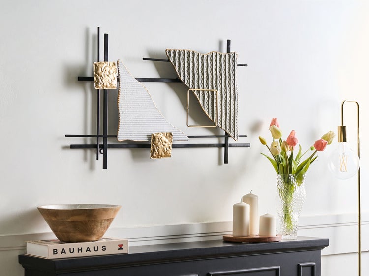 Dekoratives Wandobjekt mit geometrischen Formen im Wohnzimmer