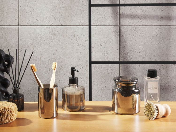 Badezimmer-Szene mit Badaccessoires auf einer Holzoberfläche