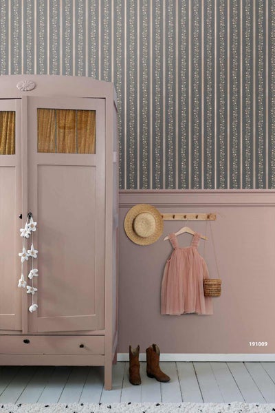 Gestreifte Vliestapete mit Blumenmuster in einem Kinderzimmer mit rosa Wandsockel und passendem Kleiderschrank im Vintage-Stil.