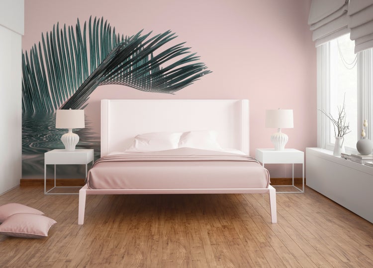Modernes Schlafzimmer mit Fototapete eines Palmblatts, Bett mit hohem Kopfteil, Nachttischen und Holzboden.