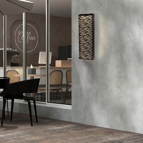 Dekorative Wandleuchte mit Muster in einem Café.