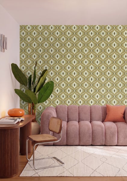 Modernes Wohnzimmer mit geometrisch gemusterter Tapete im Retro-Stil, gepolstertem Sofa, Holzschreibtisch und einer großen Zimmerpflanze.