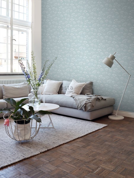 Wohnzimmer mit Sofa, Tisch, Teppich und Tapete mit Blumenmuster