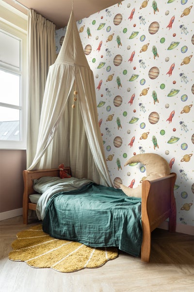 Kinderzimmer mit Bett, Betthimmel und Weltraumtapete