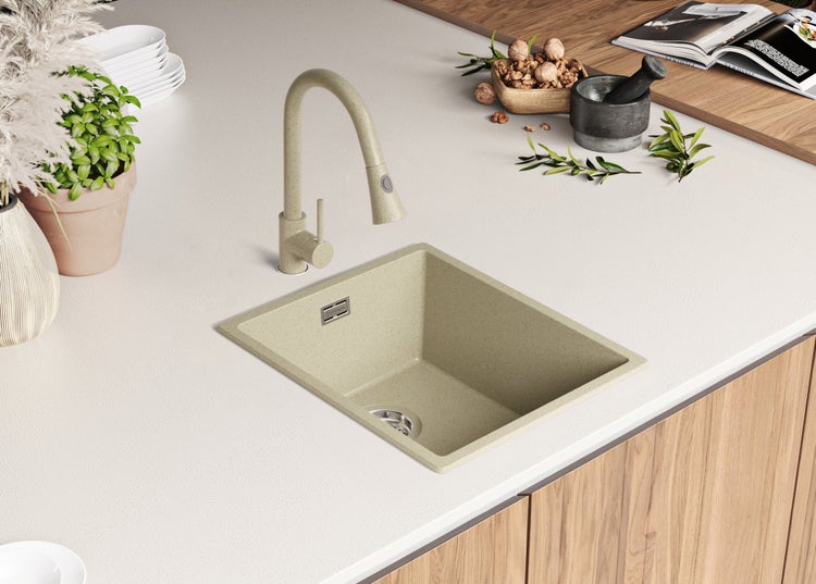 Küchenszene mit Spültischarmatur und Spülbecken