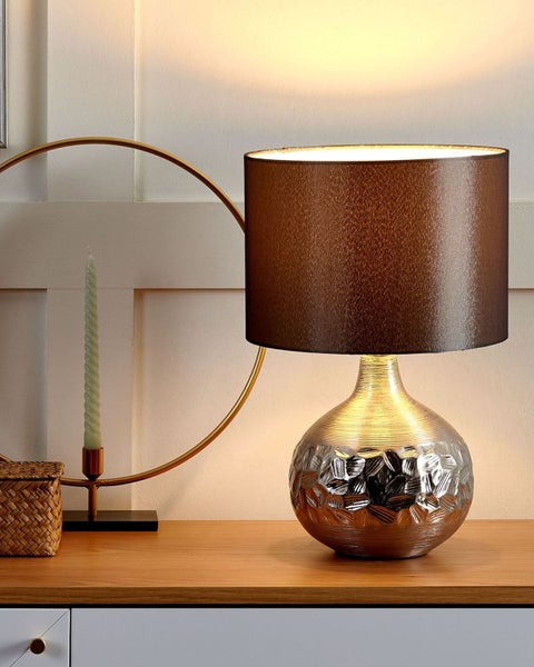 Tischleuchte mit Lampenschirm und gemustertem Sockel