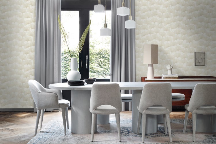 Esszimmer mit Esstisch, Stühlen und floraler Tapete für ein helles, organisiertes Ambiente
