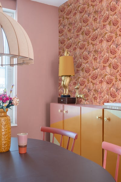 Dekoratives Interieur mit Schrank, Tapete und Tischleuchte im Wohnzimmer