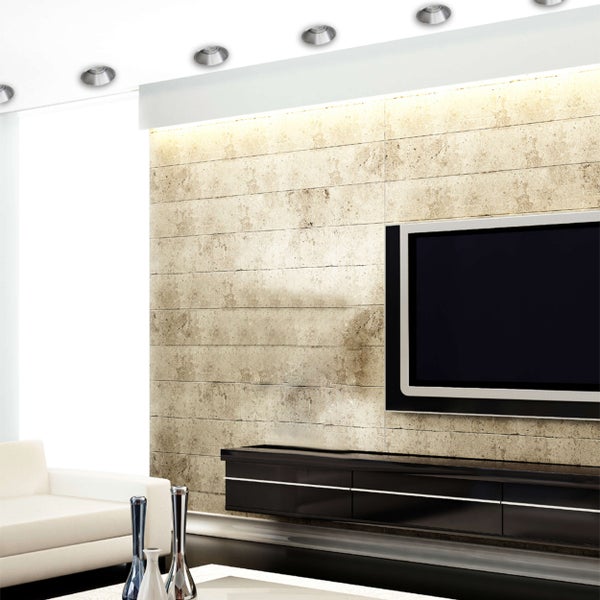 Wohnzimmer mit Deckenleuchten, Fernseher und Couch für gemütliche Atmosphäre