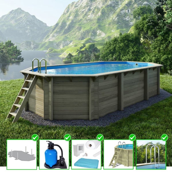 Aufstellpool mit Holzverkleidung, Leiter und Poolzubehör vor Berglandschaft