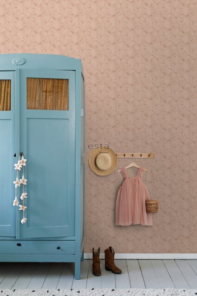 Dekoratives Interieur mit einem blauen Schrank, einem Kinderkleid und einer gemusterten Tapete
