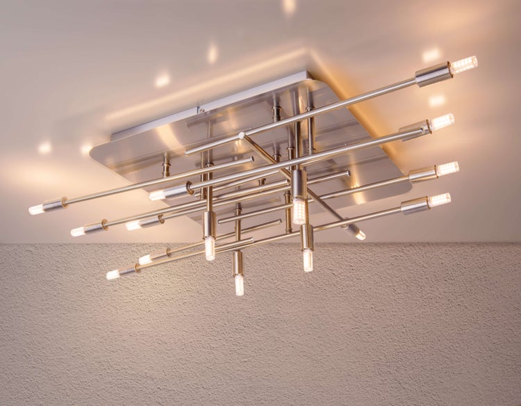 Helles Wohnzimmer mit Esstisch, Sofa, Teppich und großer Fensterfront