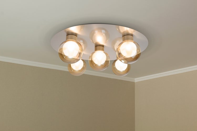 Deckenleuchte mit runden Glaslampenschirmen