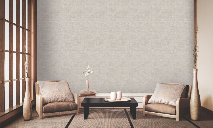 Schlafzimmer mit Doppelbett, Nachttisch und Tapete