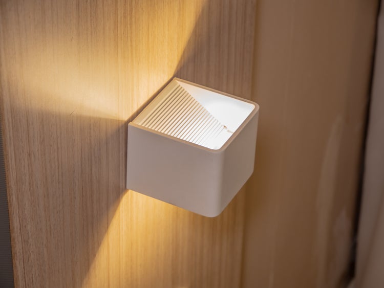 Akku-Wand-Leuchte CUBE magnetisch, ca 10 x 10 cm, aus weißem Metall, mit Bewegungssensor